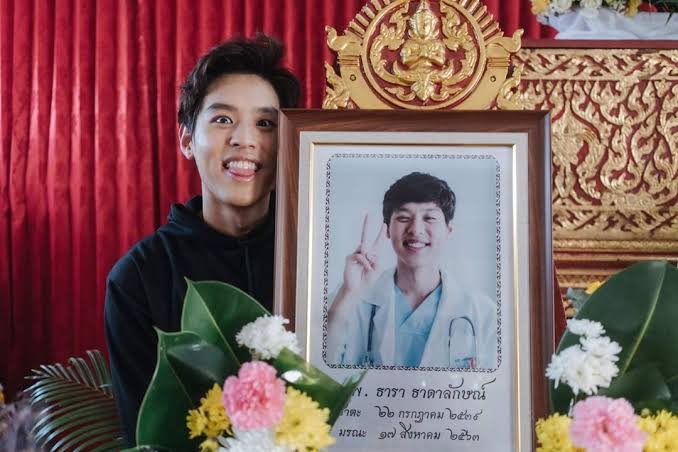 _fxbkppzaza's tweet photo. เหลือจะเชื่อเป็นนักแสดงหลักๆมาก็ 2 เรื่อง คนจดจำทั้งแผ่นดิน หมอเต่าภาพจำคือตัวละครที่ทุกคนรักและสงสัยว่าทำไมต้องตายนึกทีไรร้องไห้ซึมเป็นส้วมพอเฉลยบิวกิ้นอยากลองแสดงเป็นคนตายกุกุมหัว ส่วนบทไอ้เต๋โดนด่าตั้งแต่ปี 63 จนตอนนี้ปี 67 คาดว่าโดนต่อตลอดไป บิวกิ้นเก่งว่ะ https://t.co/6xbe5dShOu