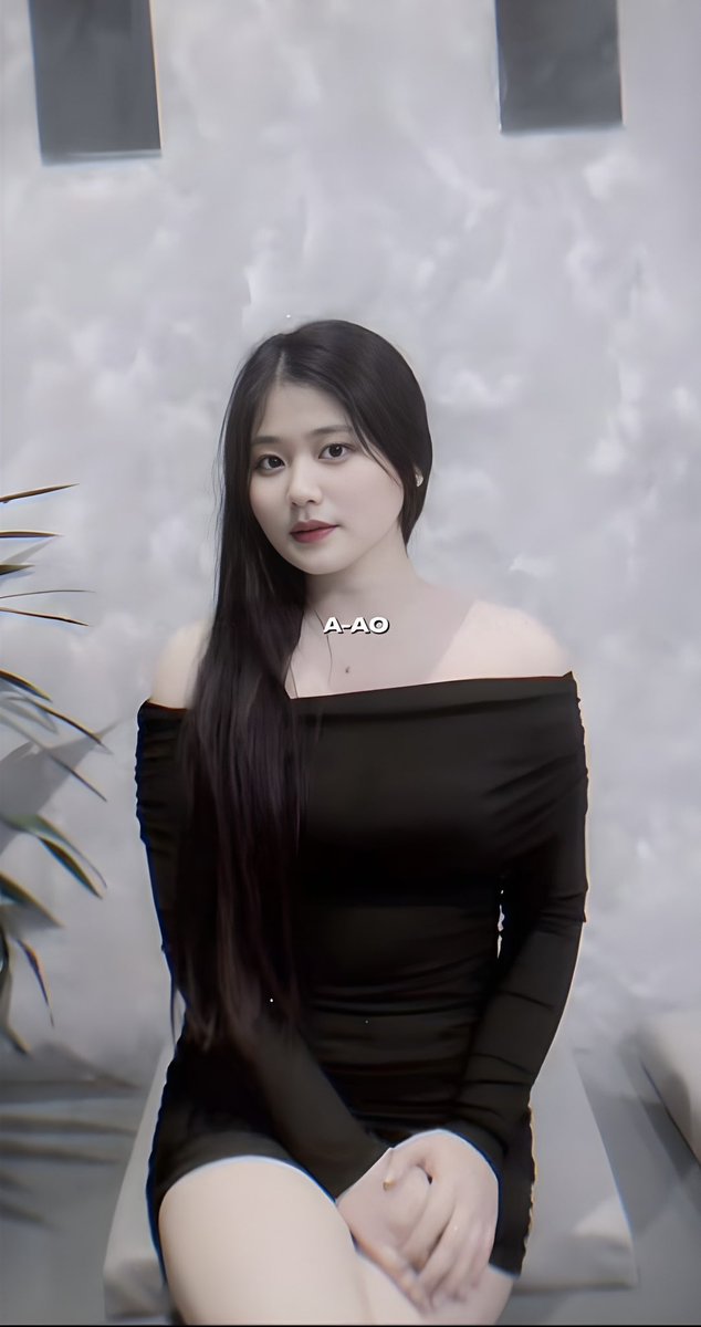 gaidamdangg's tweet photo. ả ta đi chơi mặc váy body nhìn dâm quá,áo bó là lộ ra cặp ngực to tròn,thêm quả váy ngắn show cặp đùi trắng nõn được sờ vào chắc mịn lắm. tiếc là tay em nó che cái lồn lại rồi kh thấy được , chắc không mặc quần sợ lộ nên mới che https://t.co/7C5Lq29f26