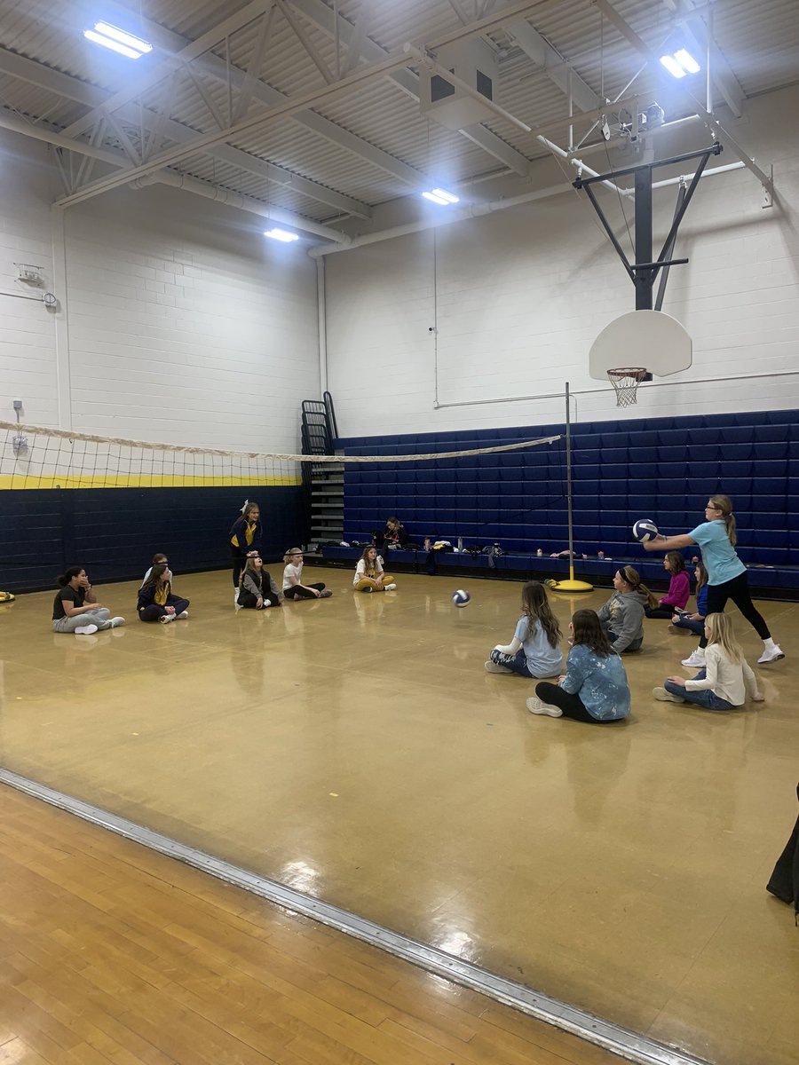 Practicing Volleyball skills in Pe #iteachPE #physicaleducators #MJHS