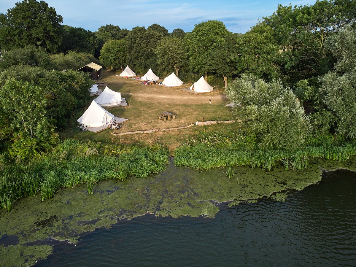 Discover the tranquillity of spending a night under the canvas along the peaceful banks of Gunwade Lake at these two campsites, The Glade and Lakeview. camping-directory.uk/3408  #LakeRetreat #Peterborough #Tents #BellTentHire #Camping #Family #Pets #Holiday #Rural #Cambridgeshire