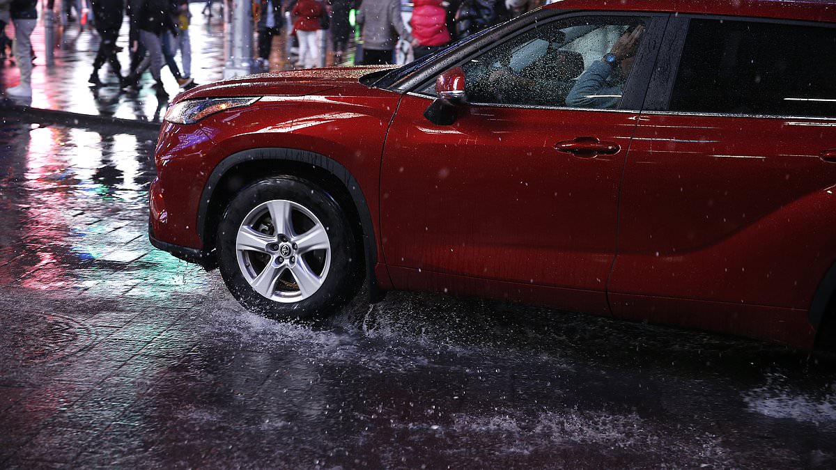 Extreme weather to hit 200 MILLION Americans today - with tornadoes and power outages expected across the East Coast - as forecasters warn of coastal flooding in the Northeast comparable to blizzard of 1996 trib.al/HJXM1r2