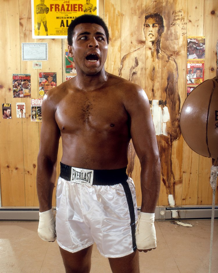 Muhammad Ali at his training camp cabin.

Deer Lake, PA. 
January 1974.

📸: @LeiferNeil 

#MuhammadAli #Icon #Photography #NeilLeifer #Boxing #Fight #GOAT
