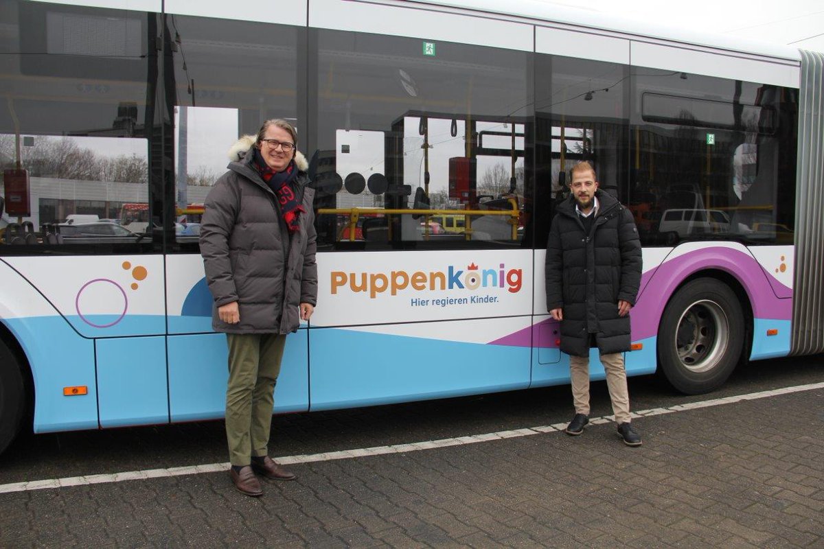 SWBBusundBahn's tweet image. Im neuen Design des Traditionsunternehmens #Puppenkönig in #Bonn unterwegs. Wer seine eigenen Motive gerne auf einem unserer Busse sehen möchte, hat die Möglichkeit über #Ströer Werbeflächen auf unseren Fahrzeugen zu buchen. Weitere Infos findet ihr unter swb-busundbahn.de/service/werbun…!