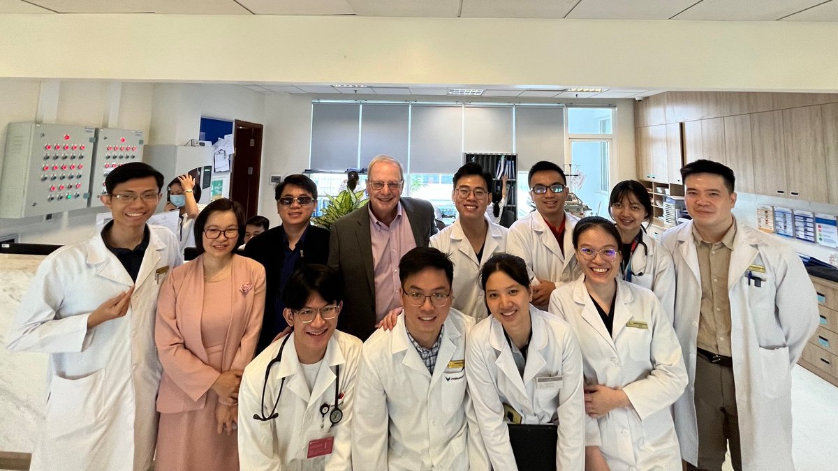 Bob_Wachter's tweet photo. Loving my time as visiting prof at the new med school in Hanoi, @VinuniMD, whose provost/dean (@DavidBangsberg) &amp; med ed vice-dean (Phuoc Le) are both former @UCSF faculty. Pic L is rounds w/ the inspiring VinUni students/residents/faculty. Looking forward to more collaborations! https://t.co/xXzvb94eCP