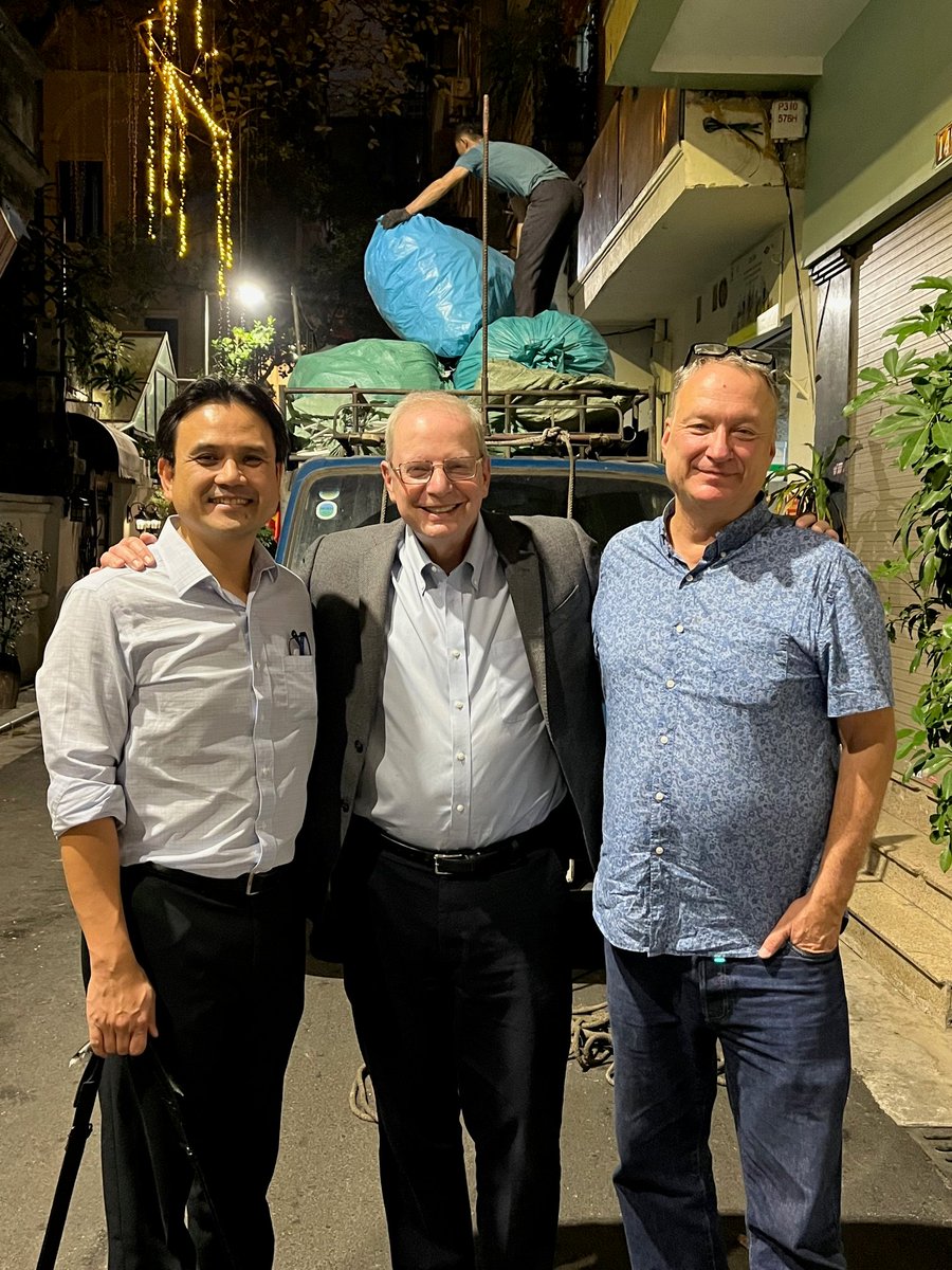 Bob_Wachter's tweet photo. Loving my time as visiting prof at the new med school in Hanoi, @VinuniMD, whose provost/dean (@DavidBangsberg) &amp; med ed vice-dean (Phuoc Le) are both former @UCSF faculty. Pic L is rounds w/ the inspiring VinUni students/residents/faculty. Looking forward to more collaborations! https://t.co/xXzvb94eCP