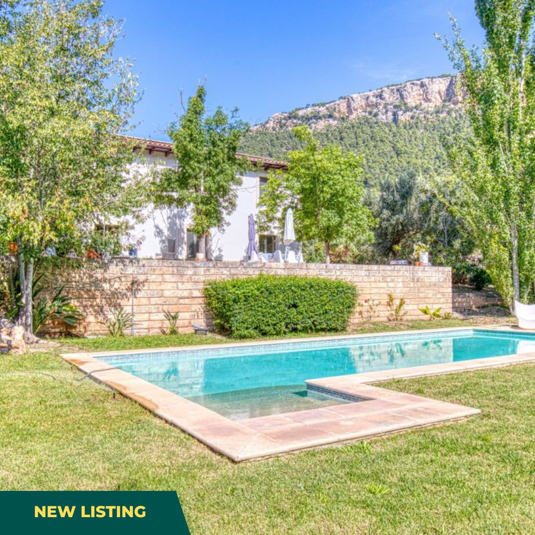 Villa in a Wonderfully Private Location in a Nature Reserve

The finca has 350 m² of living space distributed on three floors, with five bedrooms and three bathrooms, an open plan living area with a kitchen. The living room opens onto a spacious terrace with a swimming pool.