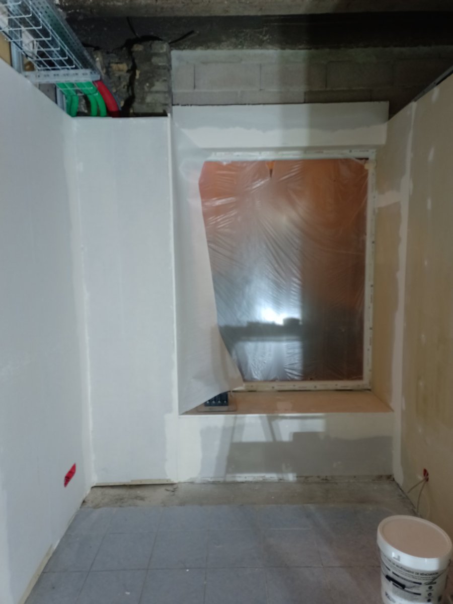 ReptiGo's tweet photo. Bonne année à tous de la part de toute l'équipe !

En ce début d'année on continue la pose de la toile de verre dans le bureau.

#DataCenter #RG2 #Association https://t.co/apDggeK5HJ