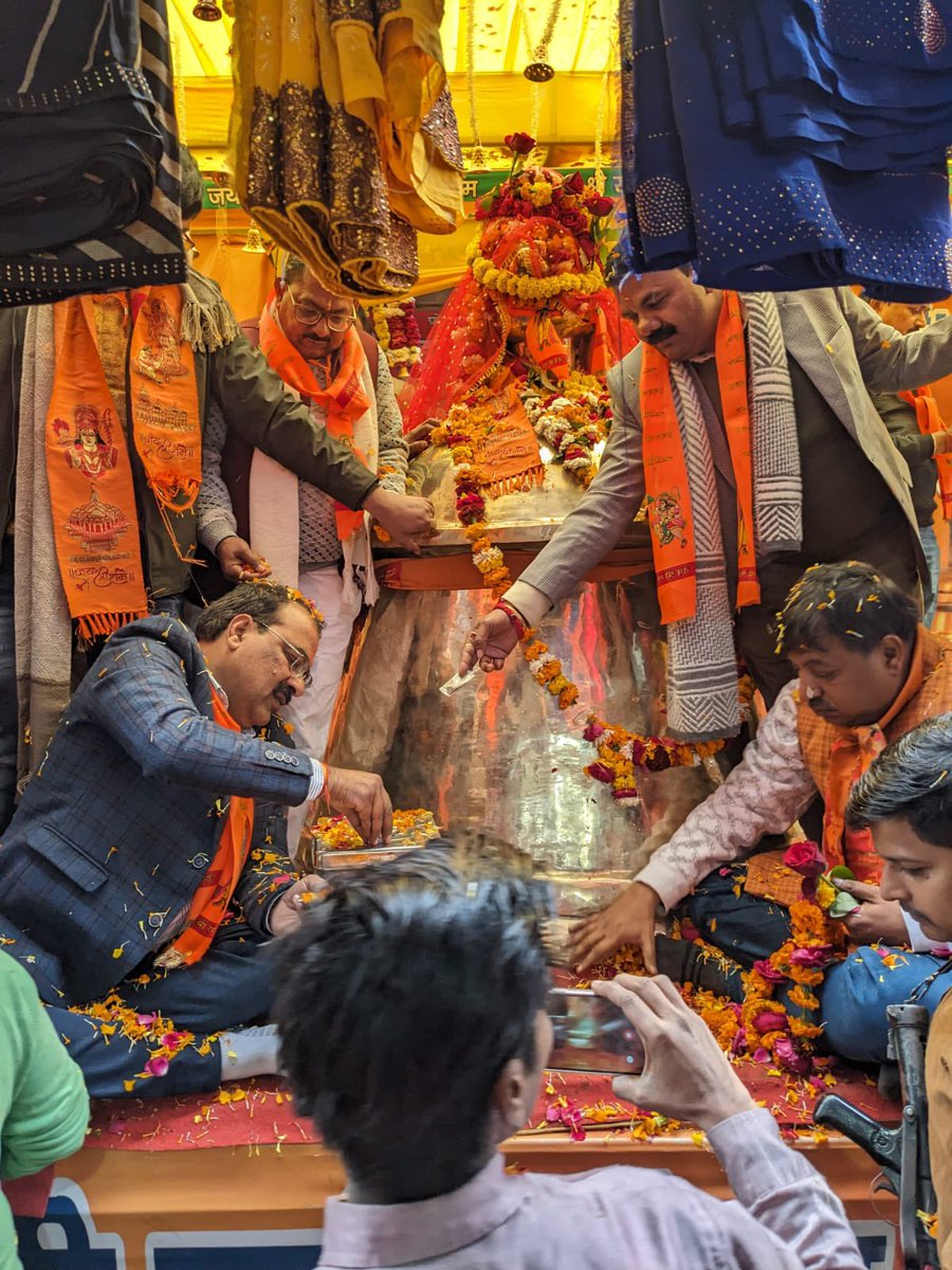 lalit_varshney's tweet photo. World’s biggest 2100 Kg  🔔 Bell (Ghanta) leaves for #RamMandir #Ayodhya from my hometown Jalesar, Uttar Pradesh. Jalesar is famous for manufacturing majority of the high quality small and big bells supplied all over the world. Feeling proud.. 🥹 https://t.co/0QU48UwSTr