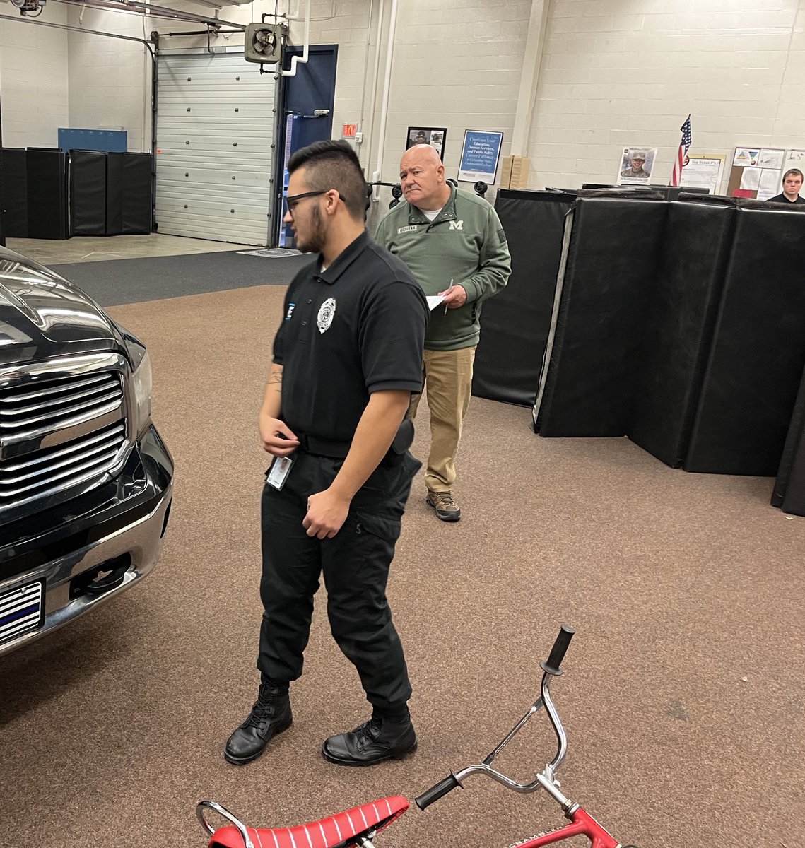CHIEFGILBERT1's tweet photo. At  @ECC_CJ law enforcement this morning, where students are working hard at participating in the 2024 SkillsUSA Criminal Justice Competition Traffic Stop/Incident. Im proud to be involved as an evaluator &amp; be a part of this great opportunity every year! #FutureLEOs https://t.co/sEpHJDWPyY