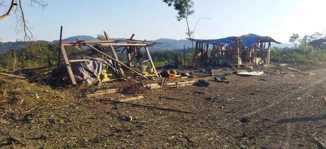 YeSoe91920267's tweet photo. A villager of Mansa village, a comrade of Ta-ang National Liberation Army were injured of the shrapnel &amp; 5 homes were damaged for terrorist fighter jet &amp; Y12 aircraft attacked 4 times to Kone Sa village, #Namtu Township at 3:20 &amp; 9:00 p.m on Jan 5.
#2024Jan9Coup
#WarCrimesOfJunta https://t.co/DfWU3h4z2D