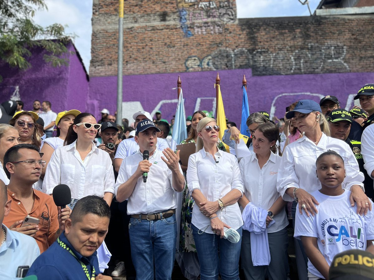 alejoeder's tweet photo. A Cali la vamos a poner bella entre todos, hoy desde el recuperado parque de San Pascual, junto a la gobernadora @DilianFrancisca, @mariaisabelulloa de @ProPacificoOrg y nuestras gestora social de Cali @TalianaV, y gestora social del Valle. Damos inicio a la campaña de limpieza #VolvamosAMiCaliBella 

La invitación para todos los caleños desde la @AlcaldiaDeCali es a salir a limpiar las calles, los puentes, los parques, y los andenes más cercanos a sus casa,
que a partir de hoy mantengamos a nuestra cali limpia, a nuestra cali bella. 

¡Gracias a todos por participar!