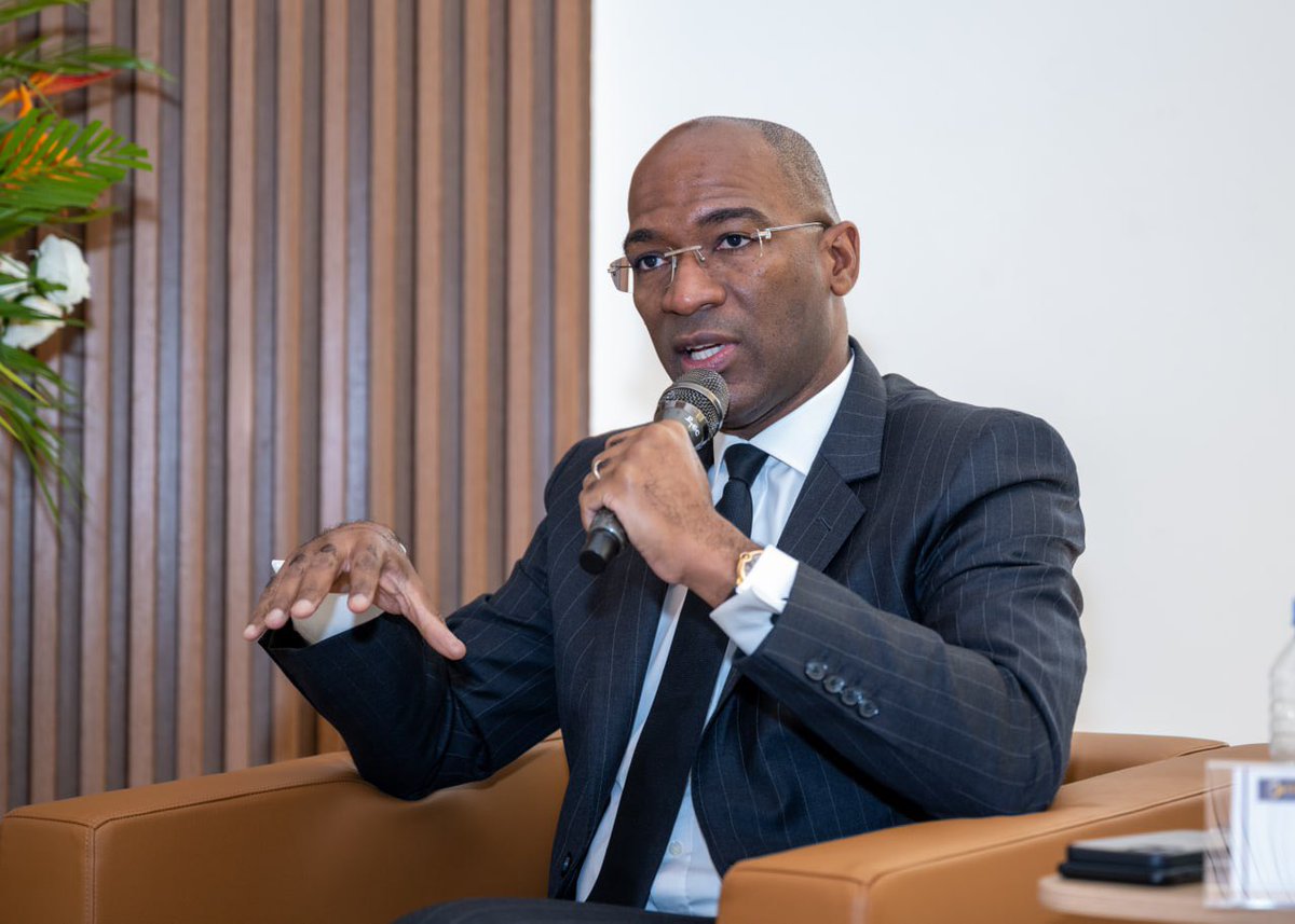 LeonceYace's tweet photo. La récente évaluation de la performance financière de #NSIABanqueCI, réalisée par @Bloomfield_inv, a réaffirmé la résilience de la banque, avec une notation qui reste inchangée pour les notes de long terme (AA-) et de court terme (A1).
Cette constance reflète l’efficacité des stratégies mises en œuvre dans le cadre de notre plan Altitude 2022-2026, en dépit d’un contexte économique exigeant, et le renforcement du lien de confiance créé au fil des ans avec nos clients et nos partenaires.
J’adresse ici, mes sincères félicitations à l’ensemble des équipes de NSIA Banque Côte d’Ivoire, dont la contribution appréciable permet d’atteindre valablement nos objectifs.
Il nous revient désormais de consolider ces réalisations et de maintenir le cap vers l’expansion.