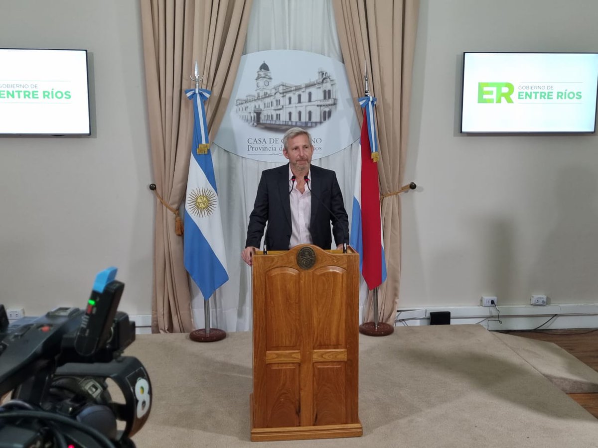 EntreRiosAhora_'s tweet photo. El gobernador @frigeriorogelio anunció que envía a la Legislatura un proyecto de ley para eliminar jubilaciones de privilegio. Se trata de las pensiones vitalicias para gobernador y vice, que hoy representan $2,2 millones al mes para cada cargo.
https://t.co/YeyQsAO5z0 https://t.co/d53y5cnPxM