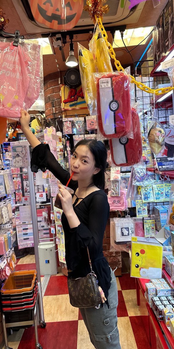 eu acho que devia comprar os materiais das crianças antes que os outros pais comprem primeiro