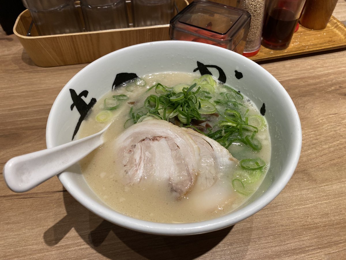 VisitJapan55's tweet photo. My Kyushu trip began with Ramen in Fukuoka airport. https://t.co/cXcUI5BFYu