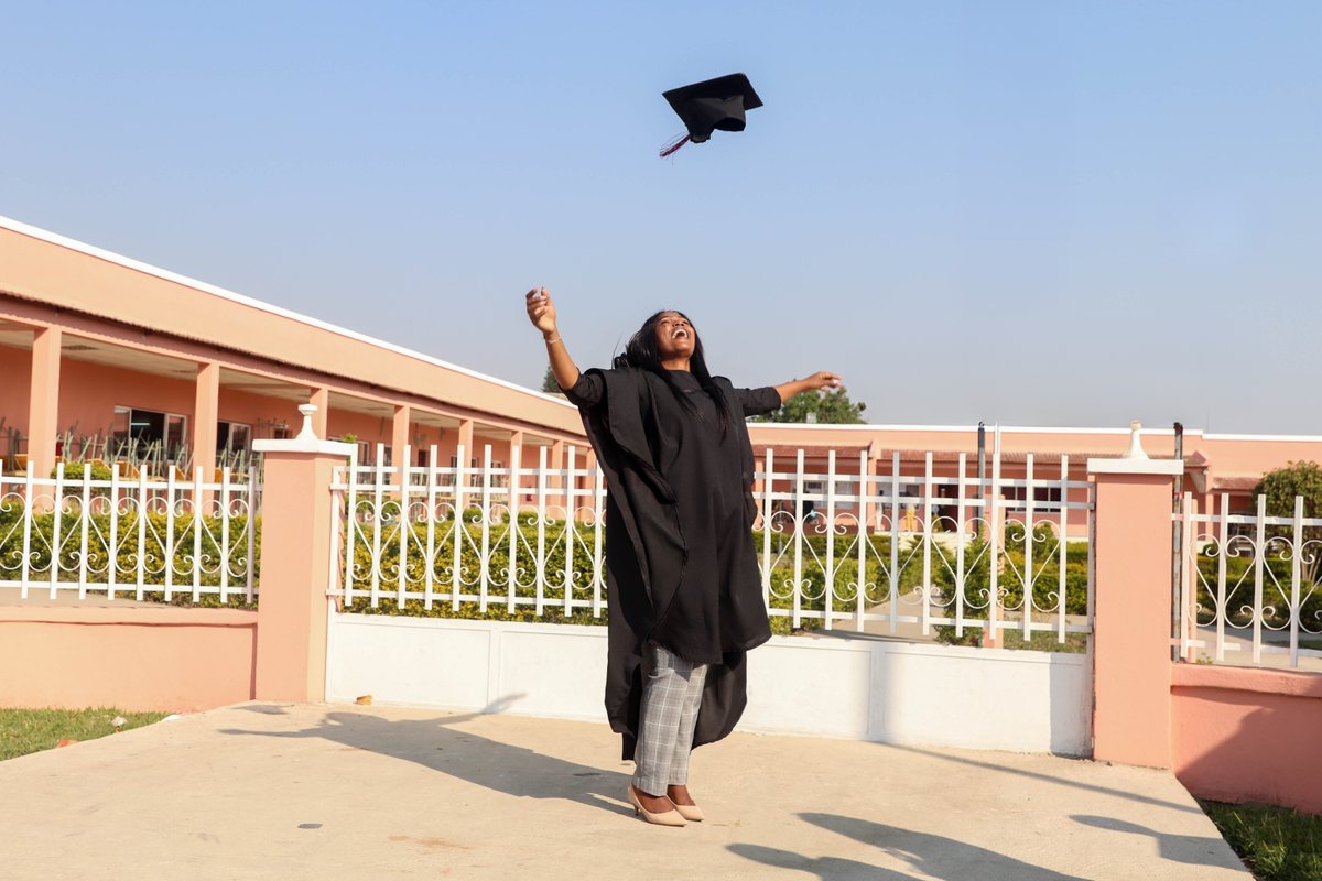giveflint's tweet photo. Our online scholarship application is now available! Learn more about the scholarships offered, preview the application, and find additional resources at https://t.co/d5Td1XxGZI. Apply by March 15 (for most awards). https://t.co/zKQAm6eENZ