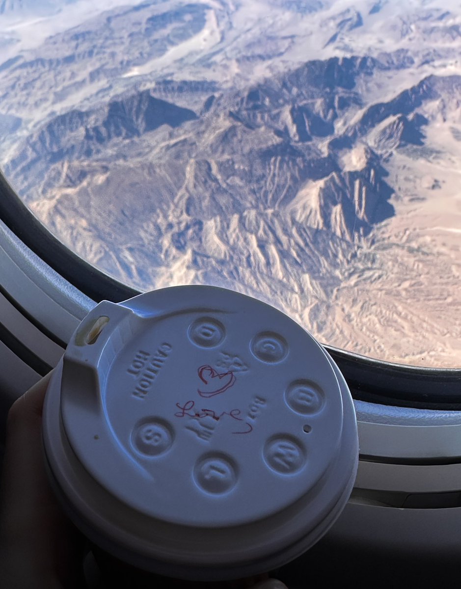 Tripulaciones que si ❤️ 
iba cómo pasajera en otra aerolínea y no sabía si iba a llegar a mi próximo vuelo, me vieron preocupada y venían de a ratitos a traerme cosas  y dejaban mensajitos🥺