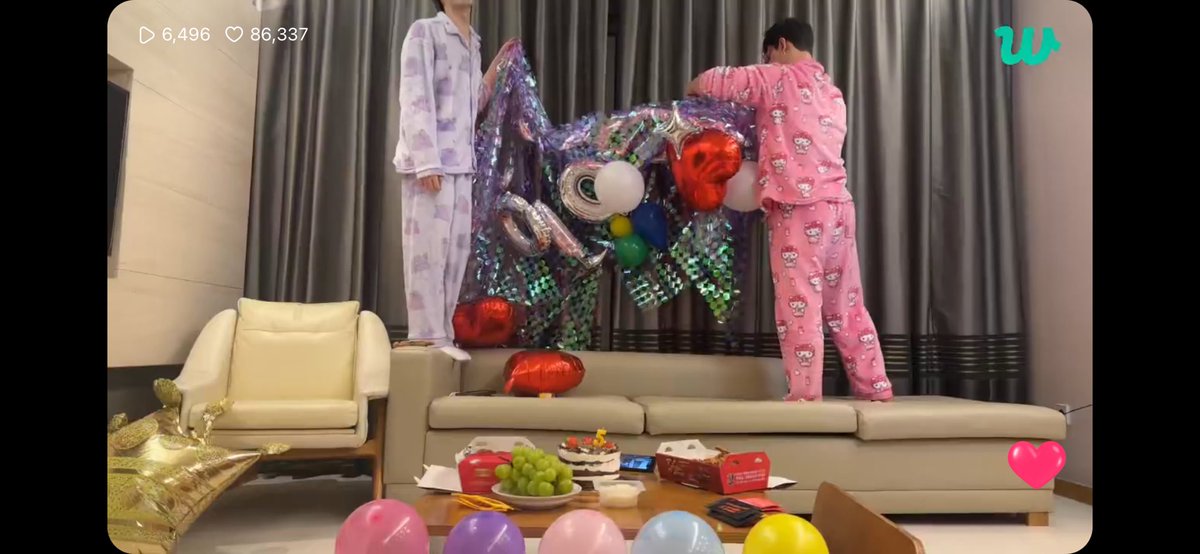 영원한 막냉이 아기 동쥬 생일 축하한다 
근데 넌 바빠보이네.. 감자 많이 먹어라