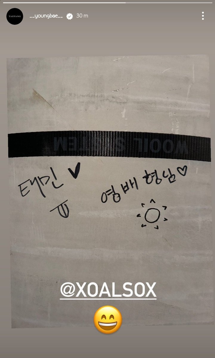 jsskmy's tweet photo. - taeyang x taemin -

240109 taeyang space Q&A

(question was about how he got close with taemin, 'rumours are u guys are in a ssum')

taeyang said he had gotten close with onew first, then through him taemin as well.

and they had been messaging mostly when taemin told taeyang he was gonna hv concert at Inspire arena.
taeyang was the ambassador for that resort and actually as they were speaking he was on his way to the Inspire arena to shoot the campaign.
so taemin asked taeyang to find a hidden spot and leave him a message, for him to find the week after when he was there for the concert.

so taeyang found a spot and wrote "taemin👅

and taemin did find the note, and wrote back" youngbae hyungnim🤍" with a ☀

taeyang said he was so cute, and would share the photo taemin took with his approval.

#SHINee
#TAEMIN
#TAEYANG
#BIGBANG
@SHINee

//man my 2nd gen heart.