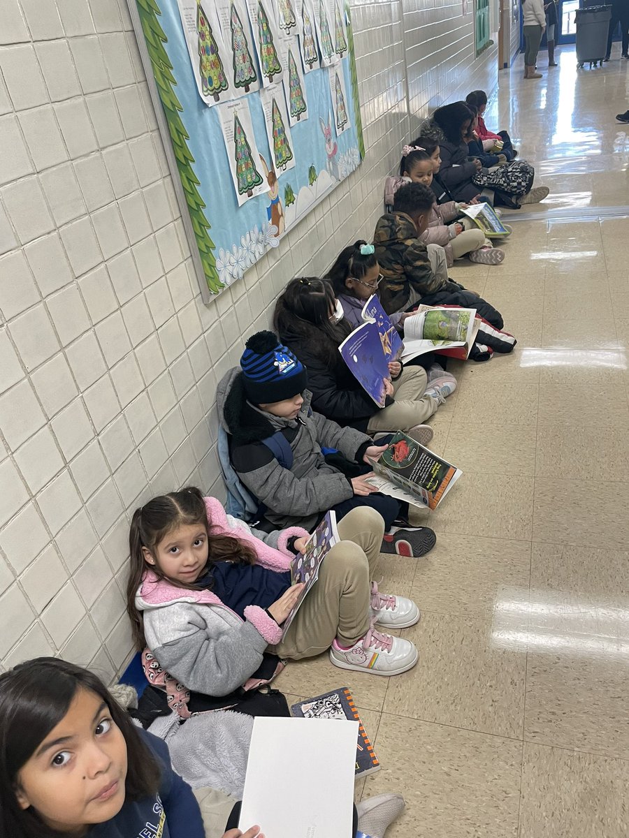 🦅🥶Eagles staying warm and enjoying a book before school starts. ❤️🌎❤️ #BetterTogether #TeamSISD #GreenMindsBrightFutures