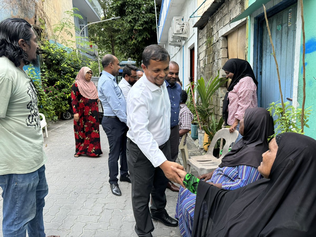 ajwed_ahmed's tweet photo. Candidate No. 3, Uza. Aishath Azima Shakoor (PPM-PNC, Malé City Mayoral Candidate) ge door to door
#MuizzuDhuveli #AzimaForMayor #Azima #PNC #PPMPNC #Male #DhiveheengeRaajje #IthubaaruMaalimeeE https://t.co/t7cBtKStLd