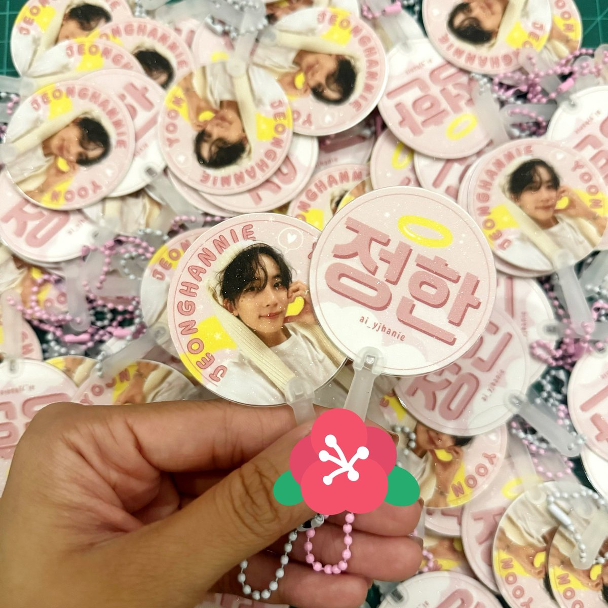 ai_yjhanie's tweet photo. ❀ svt follow to bulacan freebies ❀

✧*̥˚ jeonghan mini picket ˚*̥✧

~ day 1 &amp; day 2
~ limited qty
~ like &amp; rt!

see you there, carats!💎🥰

#FOLLOW_TO_BULACAN
#FOLLOW_TOUR_IN_BULACAN
#SEVENTEENinBULACAN https://t.co/CLjmSyiFBb