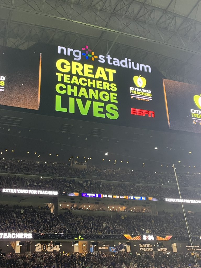 CFPExtraYard's tweet photo. Don’t cry because it’s over. Smile because it happened!  Thank you @cfbplayoff @eckrichmeats @ccsso @espncfb for giving us this stage to honor our nation’s educators! Lets do it again shall we? #greatteacherschangelives🍏 https://t.co/ATTbTB3pSF