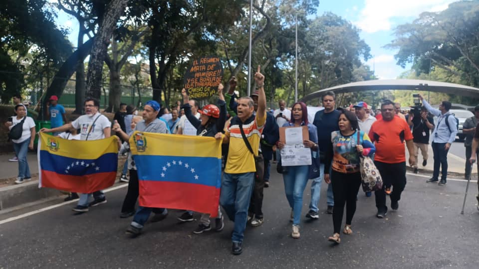 #9Ene | Inicia Movilización de Gremios desde la #UCV con el fin de exigir una mejoría del salario tanto del sector público como del privado así como la pensión y reivindicaciones de los trabajadores #UCVNoticias #UCeVista