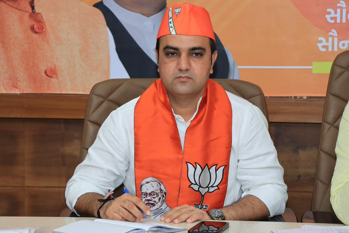 NareshDesai_'s tweet photo. પ્રદેશ કાર્યાલય કમલમ ખાતે ગુજરાત  પ્રદેશ યુવા મોરચા ના અધ્યક્ષ @DrPrashantkorat ની ઉપસ્થિતિ માં તમામ જિલ્લા,મહાનગરના પ્રભારી શ્રીઓ સાથે બેઠક યોજી…

આ બેઠક માં સાથી પ્રદેશ મહામંત્રી શ્રી ઇશાંતભાઇ સોની તેમજ પ્રદેશ હોદેદારશ્રીઓ તથા તમામ જિલ્લા મહાનગર યુવા મોરચાના પ્રભારીશ્રીઓ હાજર રહ્યા હતા....