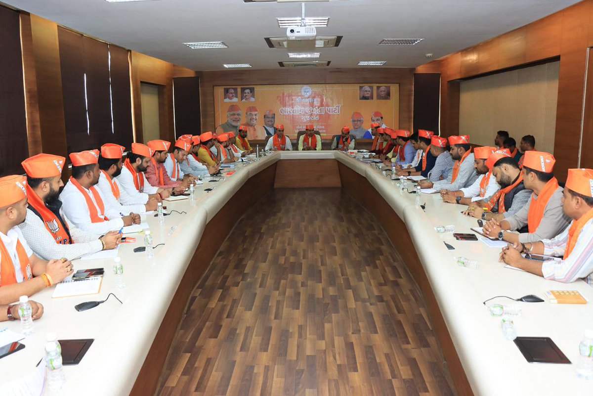 NareshDesai_'s tweet photo. પ્રદેશ કાર્યાલય કમલમ ખાતે ગુજરાત  પ્રદેશ યુવા મોરચા ના અધ્યક્ષ @DrPrashantkorat ની ઉપસ્થિતિ માં તમામ જિલ્લા,મહાનગરના પ્રભારી શ્રીઓ સાથે બેઠક યોજી…

આ બેઠક માં સાથી પ્રદેશ મહામંત્રી શ્રી ઇશાંતભાઇ સોની તેમજ પ્રદેશ હોદેદારશ્રીઓ તથા તમામ જિલ્લા મહાનગર યુવા મોરચાના પ્રભારીશ્રીઓ હાજર રહ્યા હતા....