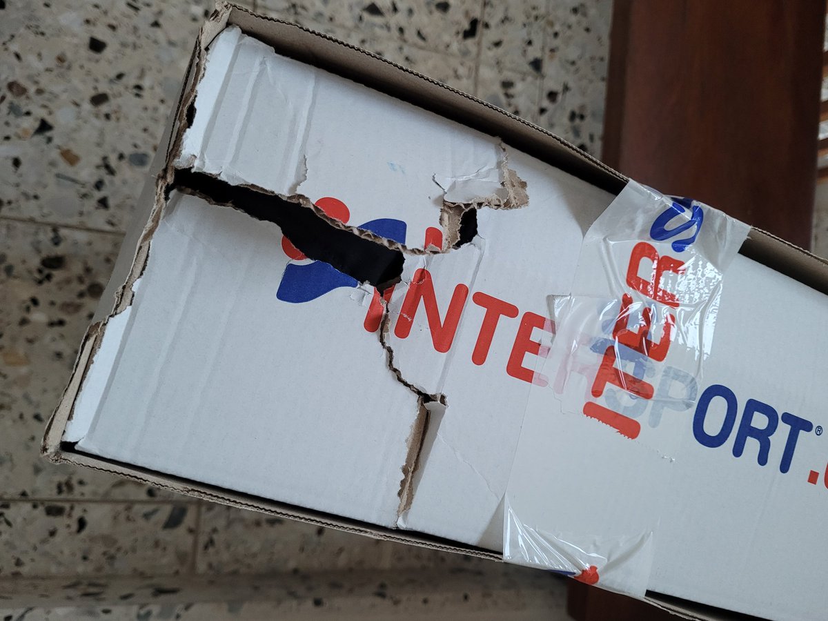 AlexisKruemel's tweet photo. Bei @intersport bestellt und von 
@dpd_de so geliefert!!! Hoffentlich ist die Ware wenigstens unbeschädigt. https://t.co/1EFpW45R26