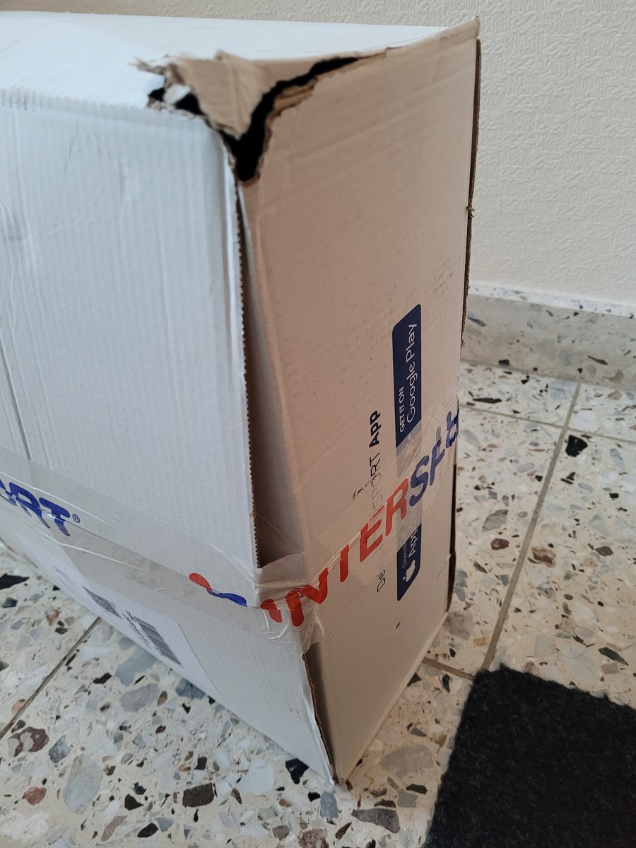 AlexisKruemel's tweet photo. Bei @intersport bestellt und von 
@dpd_de so geliefert!!! Hoffentlich ist die Ware wenigstens unbeschädigt. https://t.co/1EFpW45R26