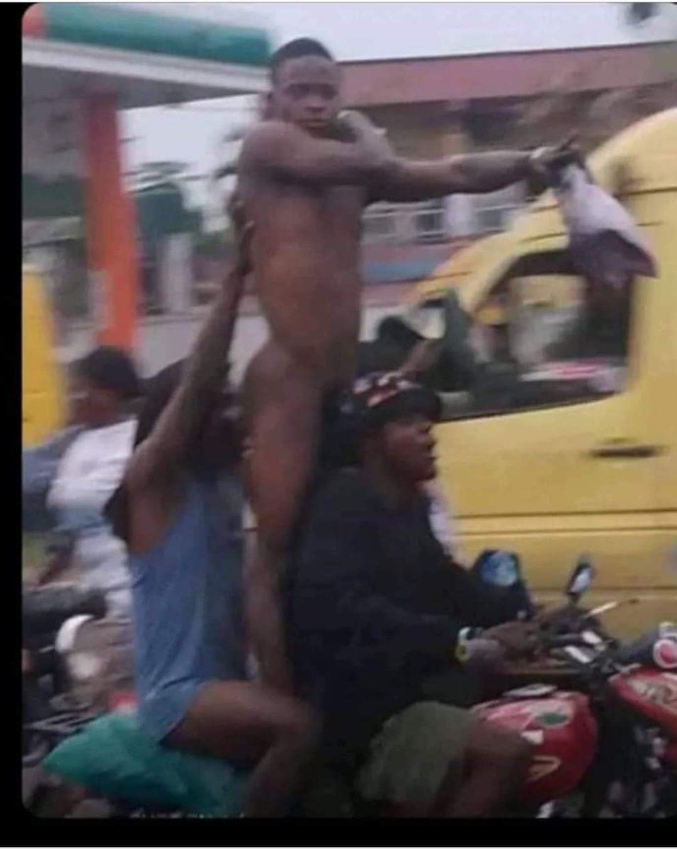 #Buzoba.com: L'histoire retiendra qu'à 2023 les jeunes fanatiques (pour manifesté leurs joies) se sont promenés nu pour la réélection de Fatshi bee
Tala bolingoo