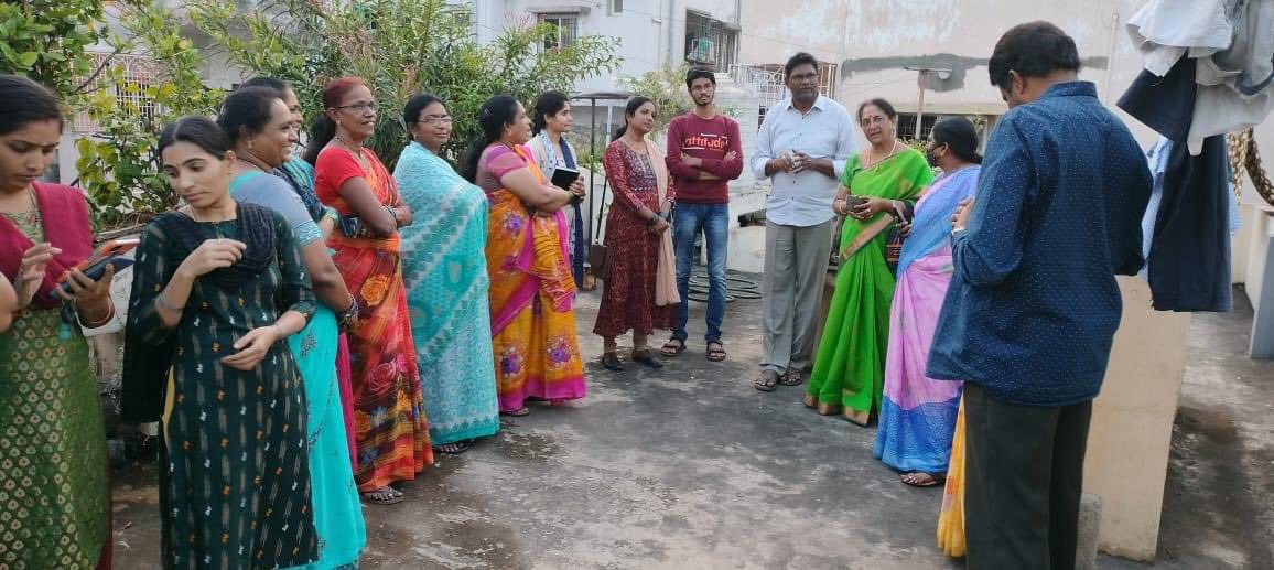 GVMC_VISAKHA's tweet photo. GVMC in association with the City Terrace Garden(CTG) group has distributed vegetable seeds and saplings under Eco Green initiative of Eco Vizag at Ramchandranagar, Akkayapalem. Also sensitized the citizens on benefits of Terrace Gardens.  

#TerraceGardens 
#EcoVizag 
#EcoGreen 
#ISupportEcoVizag