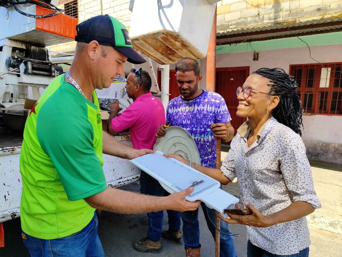 OviedoPSUV's tweet photo. Seguimos trabajando por el pueblo, con el presidente @NicolasMaduro y esta ofensiva LED de primera que llegó para entregarle luminarias en sus manos a nuestros vecinos de 11 de abril. ¡Vamos por más!

#SifontesLlegaAlPanteón
#ciudadguayana https://t.co/FouMPAU9fk