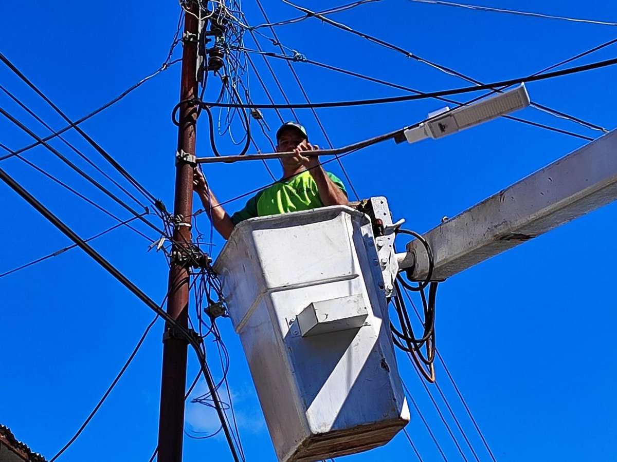 OviedoPSUV's tweet photo. Seguimos trabajando por el pueblo, con el presidente @NicolasMaduro y esta ofensiva LED de primera que llegó para entregarle luminarias en sus manos a nuestros vecinos de 11 de abril. ¡Vamos por más!

#SifontesLlegaAlPanteón
#ciudadguayana https://t.co/FouMPAU9fk