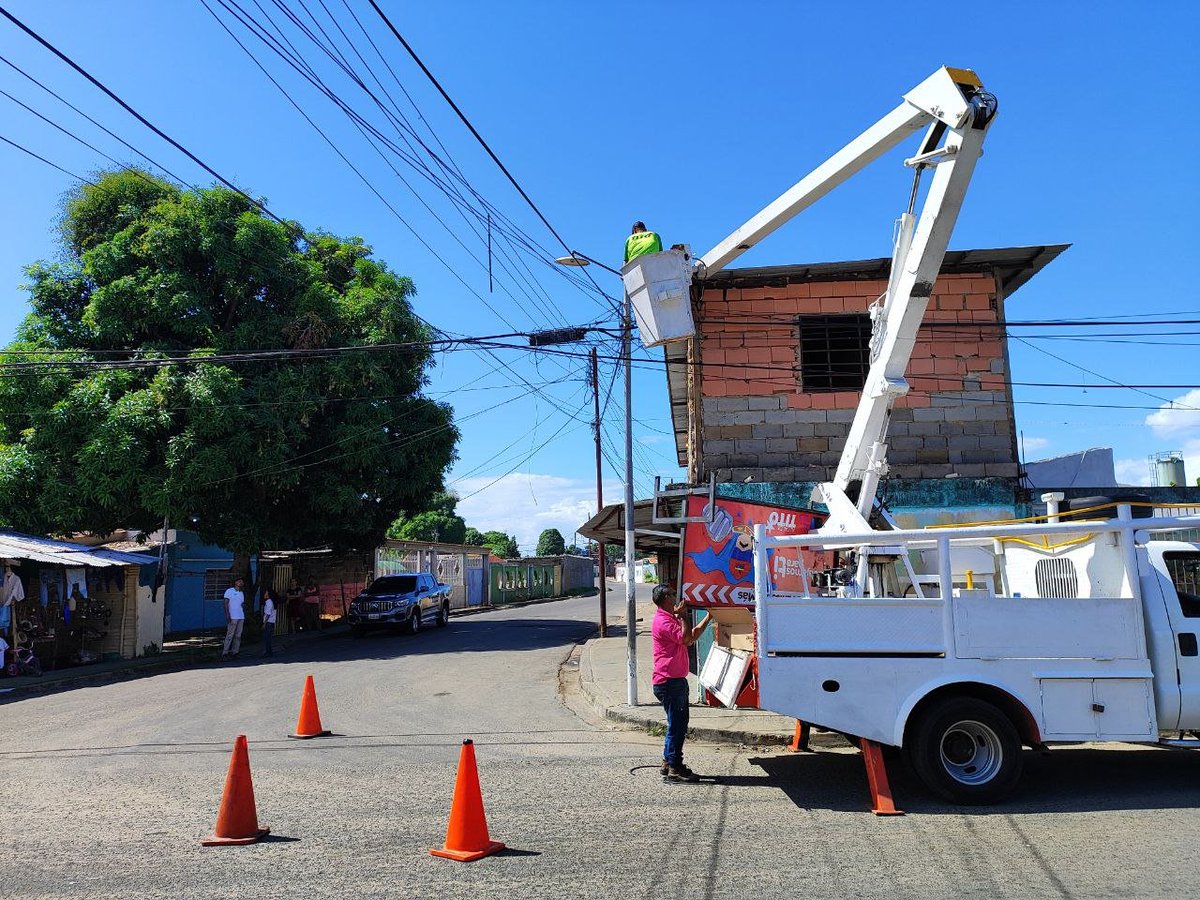 OviedoPSUV's tweet photo. Seguimos trabajando por el pueblo, con el presidente @NicolasMaduro y esta ofensiva LED de primera que llegó para entregarle luminarias en sus manos a nuestros vecinos de 11 de abril. ¡Vamos por más!

#SifontesLlegaAlPanteón
#ciudadguayana https://t.co/FouMPAU9fk
