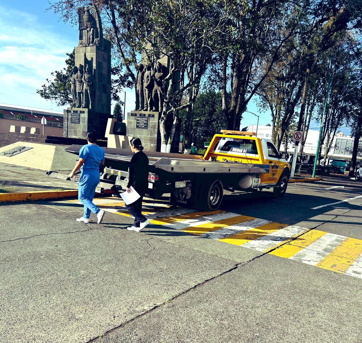 Zemujo's tweet photo. @VialidadXalapa se va a necesitar una grúa más grande para llevarse esta https://t.co/ANU7gws6O0