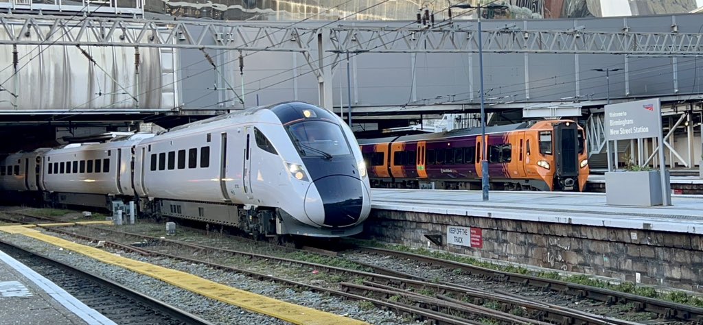 PlatformEdge1's tweet image. First time seeing a class 807!

807002 passes through New Street on its way to Crewe whilst 196109 waits to depart for Hereford #Class196 #Class807