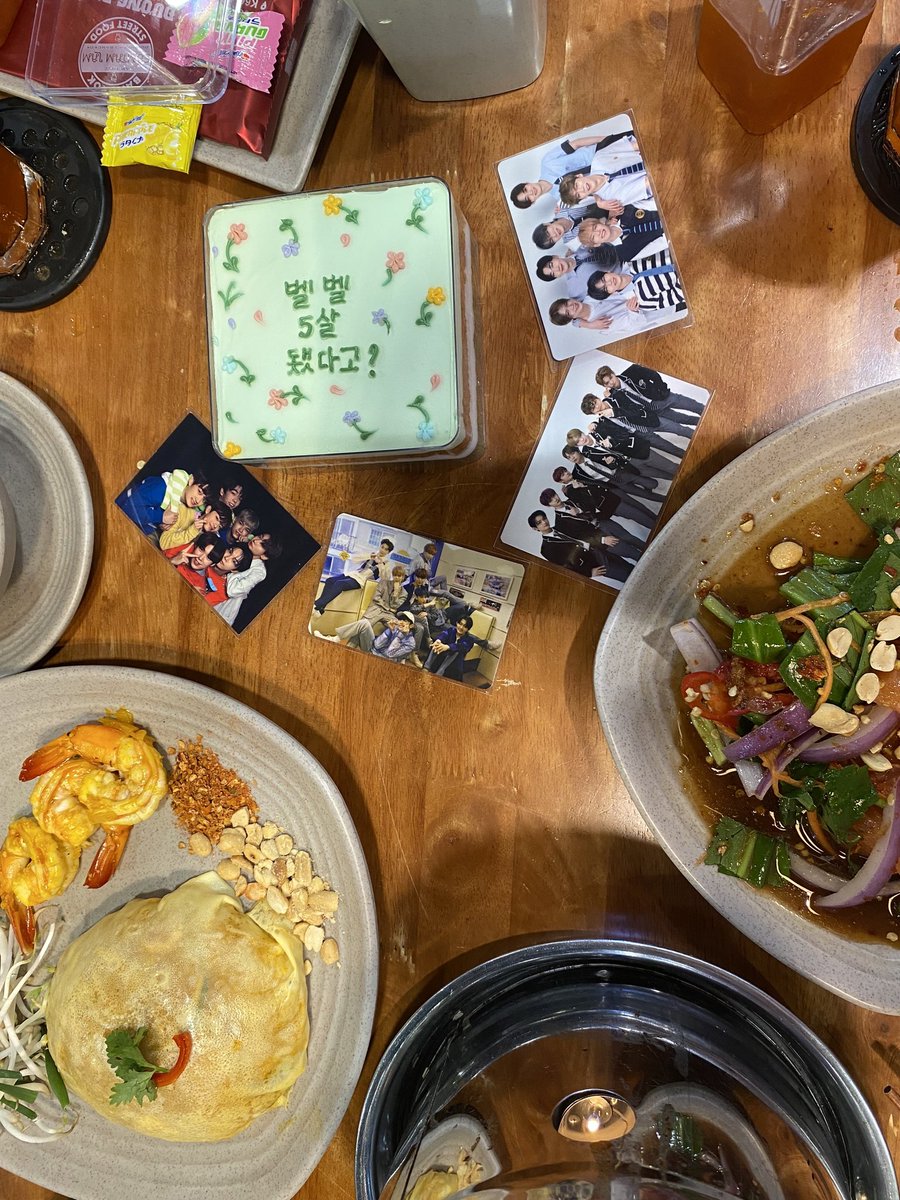 verisidevrvr's tweet photo. 벨벨 5살 됐다고? 축하해!!

A small get-together with 🇻🇳VERRERs 🥰

#베리베리 #VERIVERY #VRVR
#VERIVERY5thAnniversary
#HAPPYVERIVERYDAY @the_verivery @by_verivery https://t.co/XBVL3yFVT5