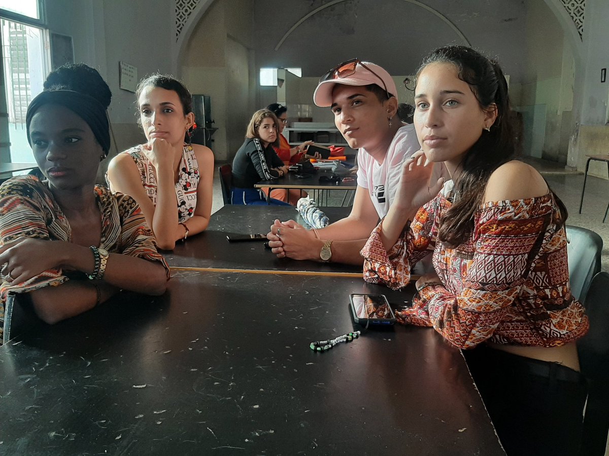 PinarEducacion's tweet photo. Reciben cuadros y funcionarios de la Dirección General de Educación en #PinardelRío a estudiantes de cuarto año de la Escuela Pedagógica para iniciar sus prácticas en los diferentes niveles educativos #CubaEduca #CubaMined @btan0987 @RoigNoda @curbeloNiu https://t.co/JAgmZN2rAV