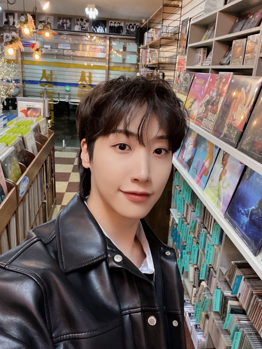 official_ONEWE's tweet photo. [#동명]
💛위브들께 드리는 작은 선물💛
           💛MY B-DAY💛 https://t.co/yaibz9YzGb