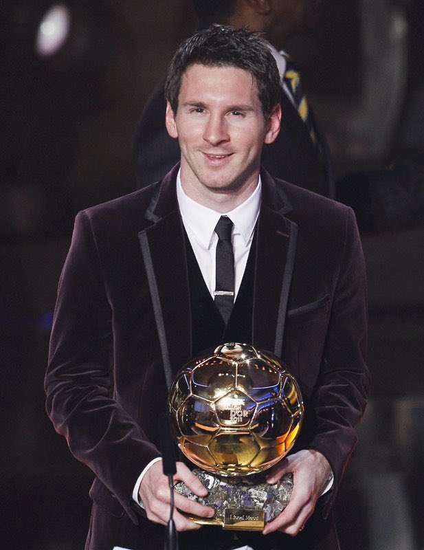 On this day in 2012, Lionel Messi won his third Ballon d’Or. Five more would follow. 🇦🇷🐐