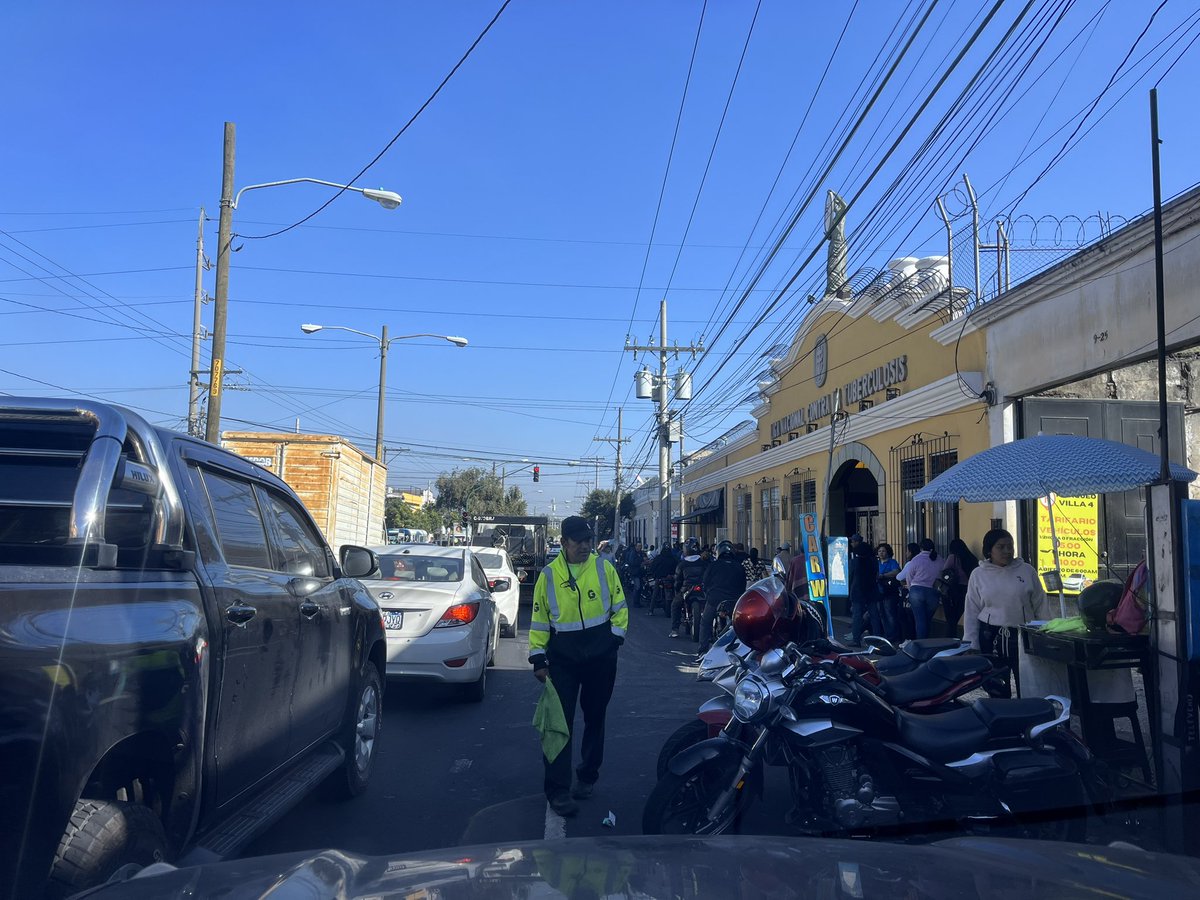 joshzaid's tweet photo. @amilcarmontejo @muniguate aqui tienen la linea roja de parqueo hay caos para circular.

Av elena  9 calle frente a liga de tuberculosis. #traficogt https://t.co/DxCo4IBwv2