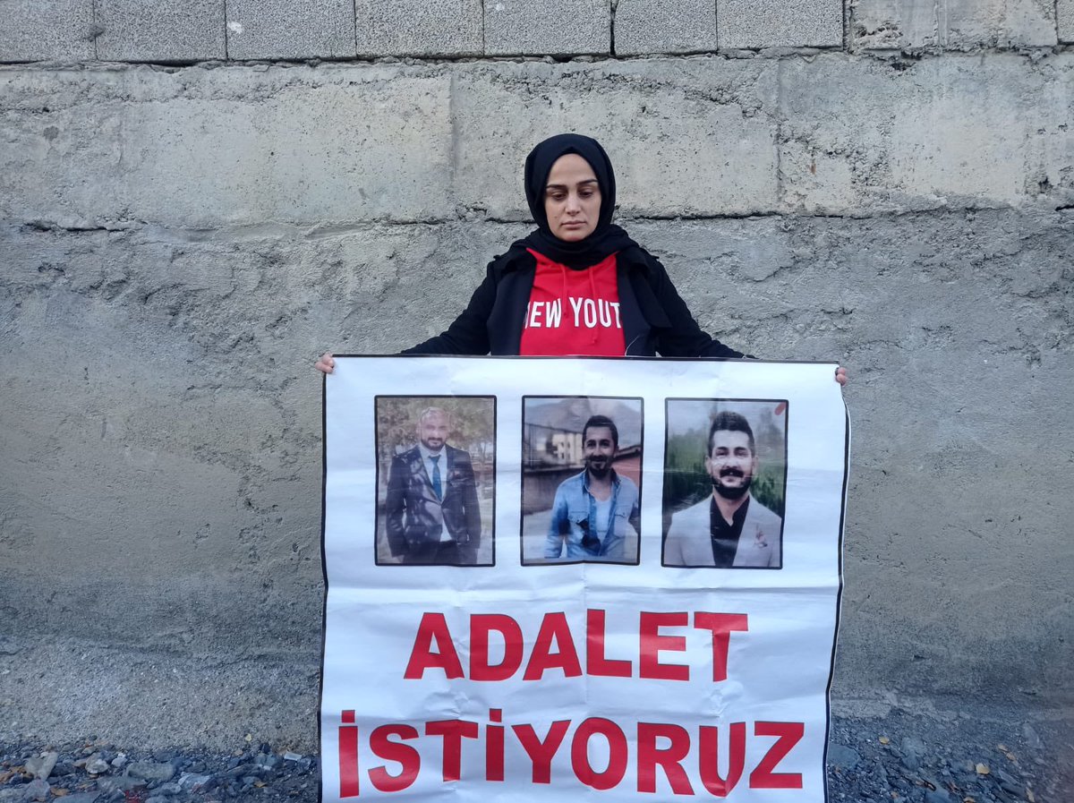 #hakkariliöğretmenlereadalet 
ADALET NÖBETİ 288.GÜNÜNDE DEVAM EDİYOR.
<a href="/RTErdogan/">Recep Tayyip Erdoğan</a> <a href="/adalet_bakanlik/">T.C. Adalet Bakanlığı</a> <a href="/eczozgurozel/">Özgür Özel</a> <a href="/meral_aksener/">Meral Akşener</a> <a href="/hdpdemirtas/">Selahattin Demirtaş</a> <a href="/ihdhakkari/">İHD HAKKARİ ŞUBESİ</a> <a href="/gergerliogluof/">Ömer Faruk Gergerlioğlu</a> <a href="/yilmaztunc/">Yılmaz TUNÇ</a> @alicelik_64 <a href="/HakkariBarosu/">Hakkari Barosu - Baroya Colemêrgê</a> <a href="/barola/">barola</a> <a href="/VanBaro/">Van Barosu - Baroya Wanê - Van Bar Association</a> <a href="/tcvanvaliligi/">T.C. Van Valiliği 🇹🇷</a> <a href="/ihdvan/">İHD Van Şubesi</a> <a href="/fatihportakal/">fatih portakal</a> <a href="/szctelevizyonu/">SÖZCÜ Televizyonu</a>