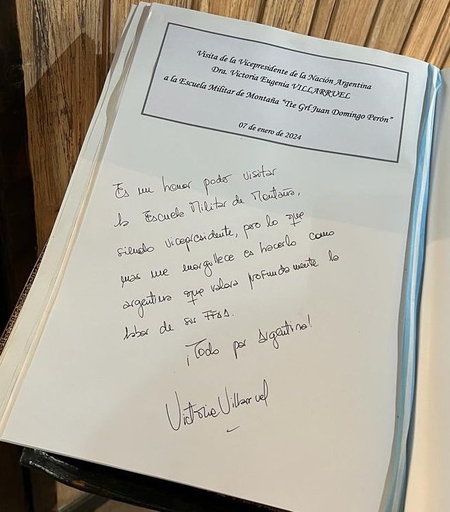 therealbuni's tweet photo. La letra de villaruel en la escuela militar:  🌟 𝓔𝓼 𝓾𝓷 𝓱𝓸𝓷𝓸𝓻 𝓮𝓼𝓽𝓪𝓻 𝓪𝓬𝓪 🌟

La de milei en la Antártida: сочетание курицы по-милански и мегадибу https://t.co/BM1ssEpK3z