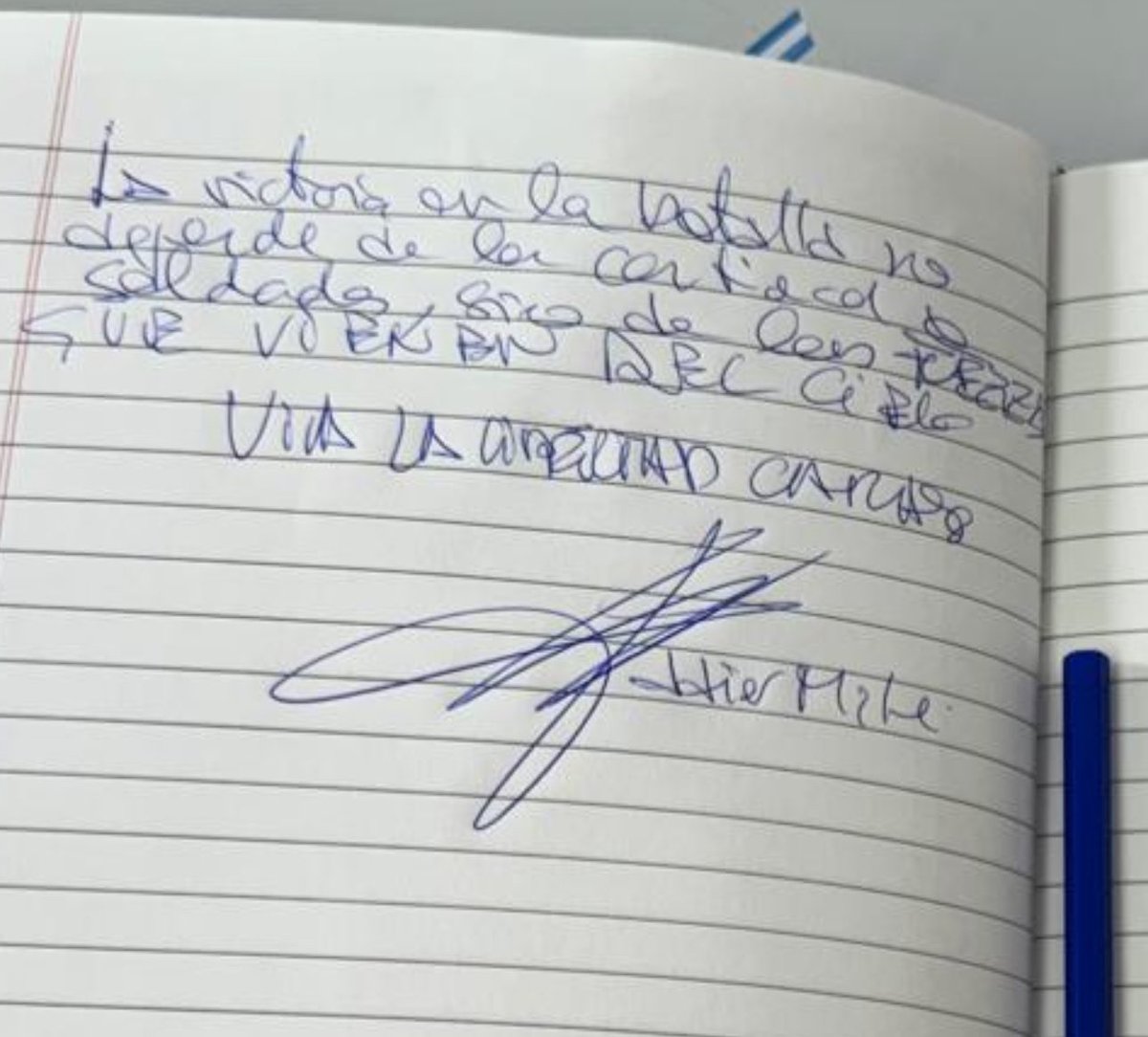 therealbuni's tweet photo. La letra de villaruel en la escuela militar:  🌟 𝓔𝓼 𝓾𝓷 𝓱𝓸𝓷𝓸𝓻 𝓮𝓼𝓽𝓪𝓻 𝓪𝓬𝓪 🌟

La de milei en la Antártida: сочетание курицы по-милански и мегадибу https://t.co/BM1ssEpK3z