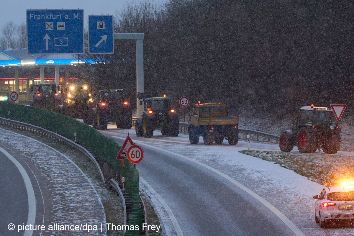 #FfmVerkehr: Für Donnerstag, 11. Januar, sind auch in Frankfurt #Bauernproteste angekündigt. Es ist mit erheblichen Verkehrsbehinderungen im Stadtgebiet zu rechnen. 🚜

Das Ordnungsamt informiert zur Sternfahrt des Regionalbauernverbands 👉 t1p.de/rftrl