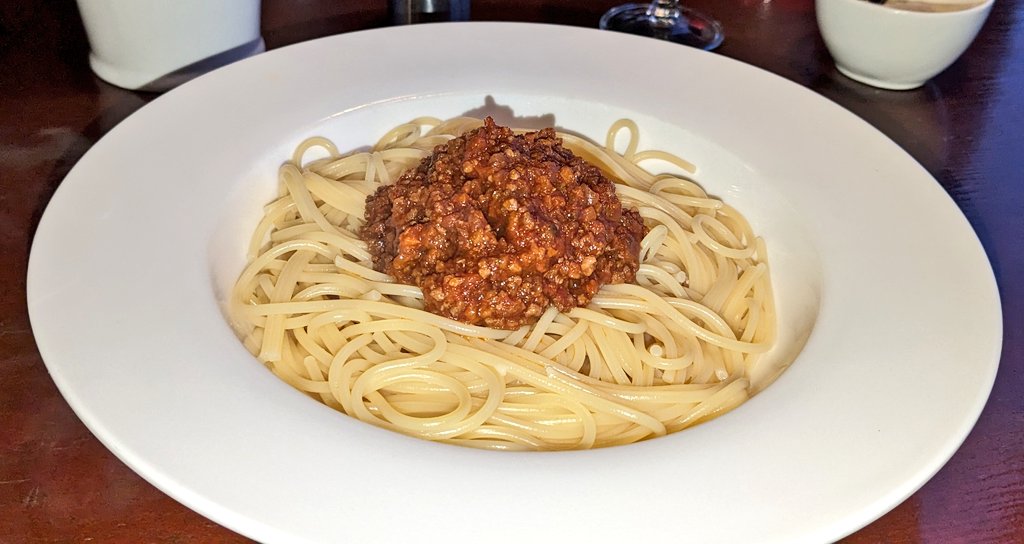 NYWd3xZBjEUTBBz's tweet photo. 去年12/17小樽にある #PRESSCAFE で時間潰しにミートパスタ食べてみた。
なんかクセのあるミートソースって感じだった。シナモン?入ってるのかな?
全体的にもお高めなメニュー表だった。ちにみにミートパスタ千円だった。店内に車あるの珍しっと思った。 https://t.co/rkHVfJ5GwU