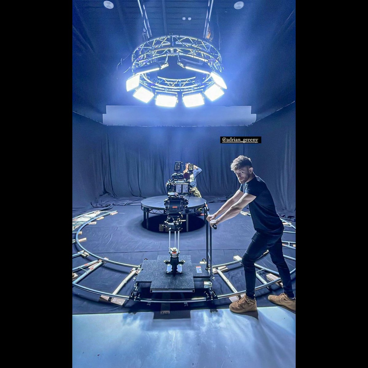 GenesisHire's tweet photo. #GenesisKit spotted on set with Scott Jones &amp; Just Upstairs

Check out our Genesis Matador Dolly (custom built) on our 270degree curved track for this one!! ⭐
#GenesisKit #SpottedOnSet #Egripment #MatadorDolly #oconnorcamerasupport #LegendaryDirector 
📷🎬🎥 https://t.co/bfTiQRvnTk